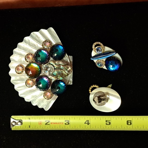 Incredible mother pearl scalloped carved shell pin and earrings Swarovski crysta - Picture 6 of 6